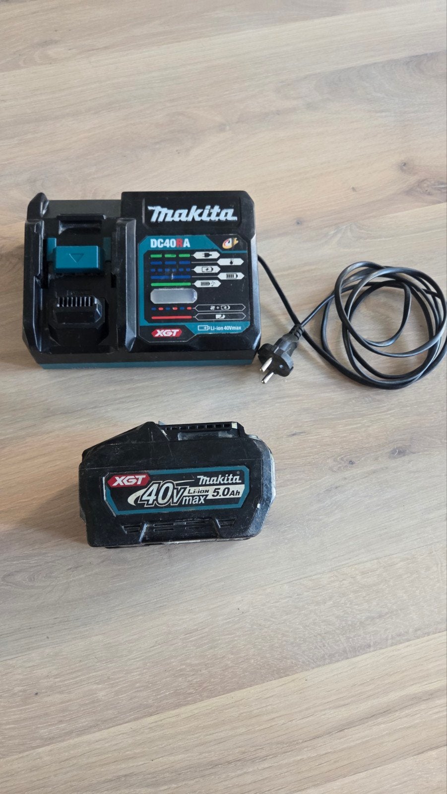 Makita 40V 5A Accu met lader - Zo goed als nieuw, Ophalen of Verzenden, Zo goed als nieuw