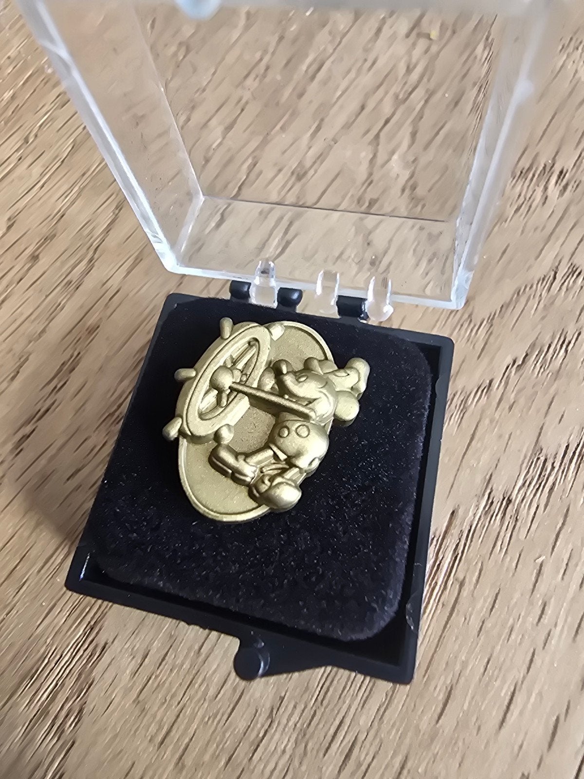 Mickey Mouse pin, Verzenden