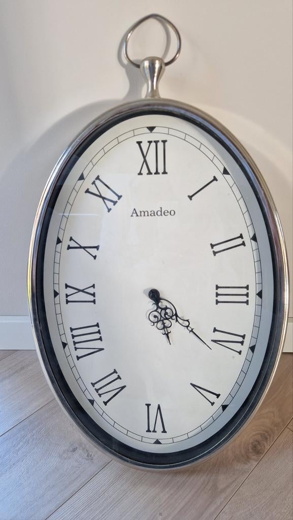 Ovale wandklok Amadeo in goede staat, Huis en Inrichting, Ophalen of Verzenden, Zo goed als nieuw, Analoog, Wandklok