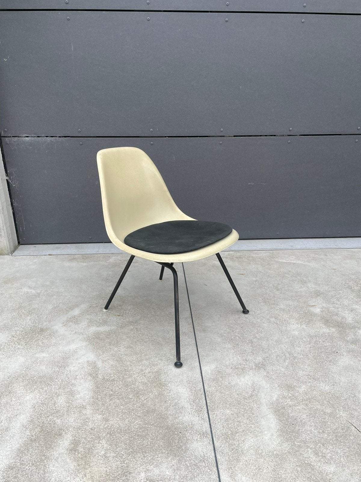 Vintage Eames lounge height side chair, Huis en Inrichting, Ophalen of Verzenden, Gebruikt, Wit, Eén