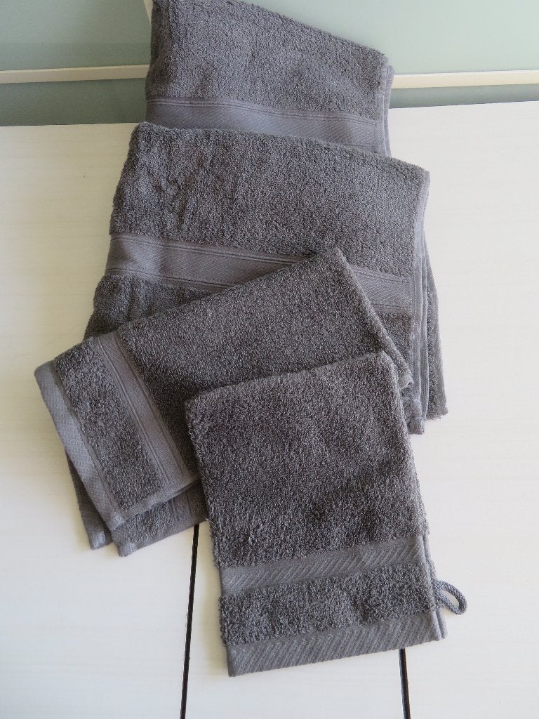 Nieuw SET HANDDOEKEN en 2 BADLAKENS  + 2 Keukenhanddoeken, Ophalen of Verzenden, Nieuw, Grijs, Handdoek
