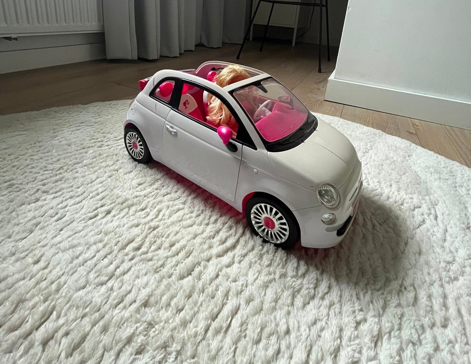Barbie Fiat 500 Speelgoedauto - Wit met Roze Interieur, Kinderen en Baby's, Speelgoed | Speelgoedvoertuigen, Ophalen of Verzenden