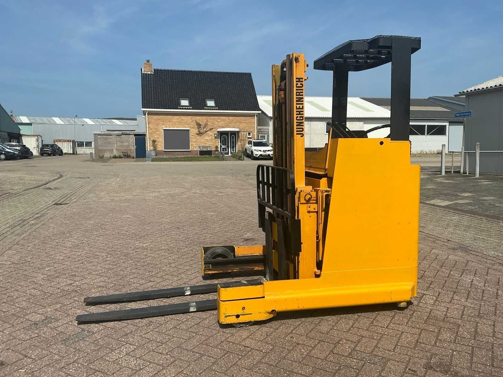 Jungheinrich ETVA10G Reach truck, Zakelijke goederen, Machines en Bouw | Heftrucks en Intern transport, Elektrisch, Reachtruck