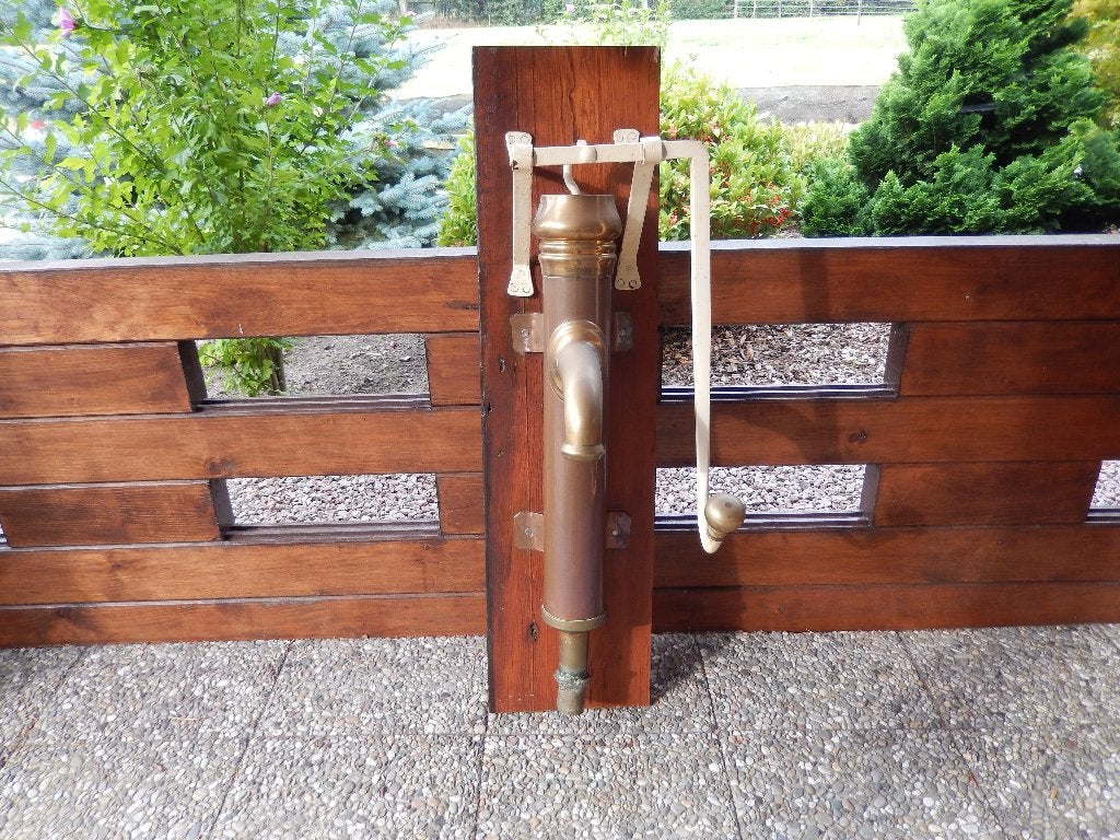 Te koop een oude koperen pomp op plank., Ophalen, Gebruikt, Handmatig, Overige typen