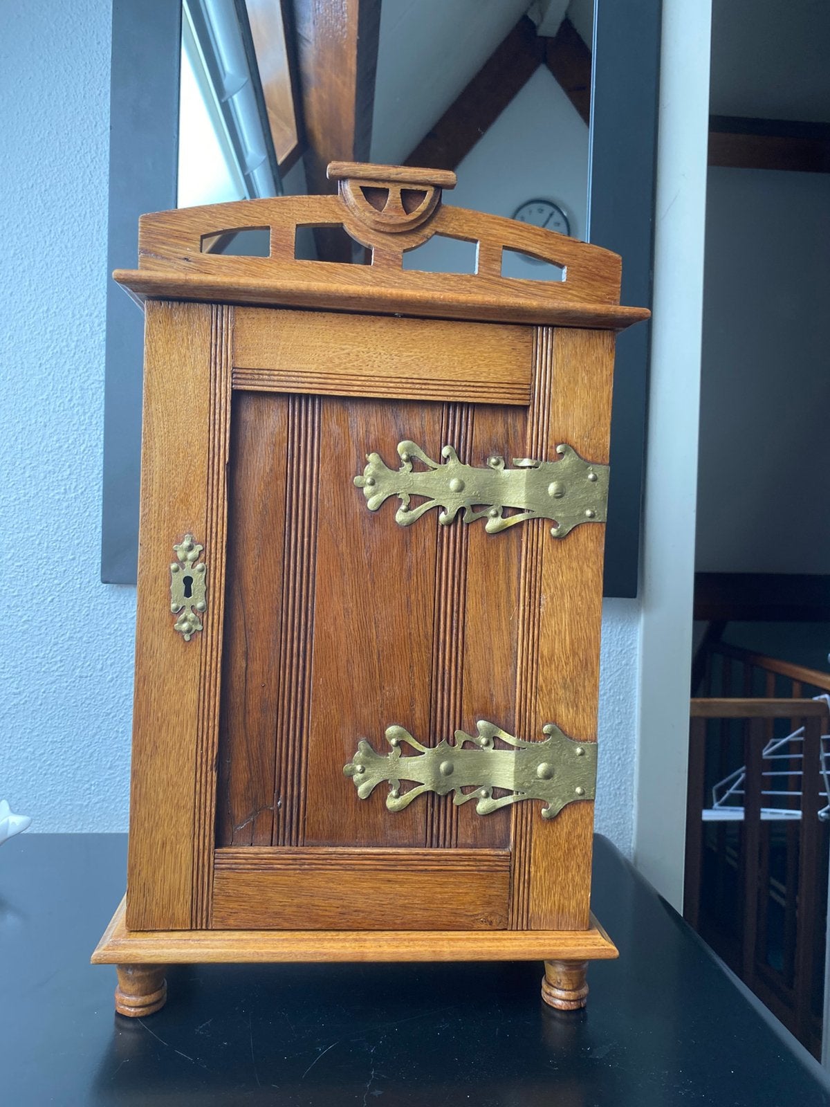 Vintage houten wandkastje / brocante kastje (messing beslag), Ophalen