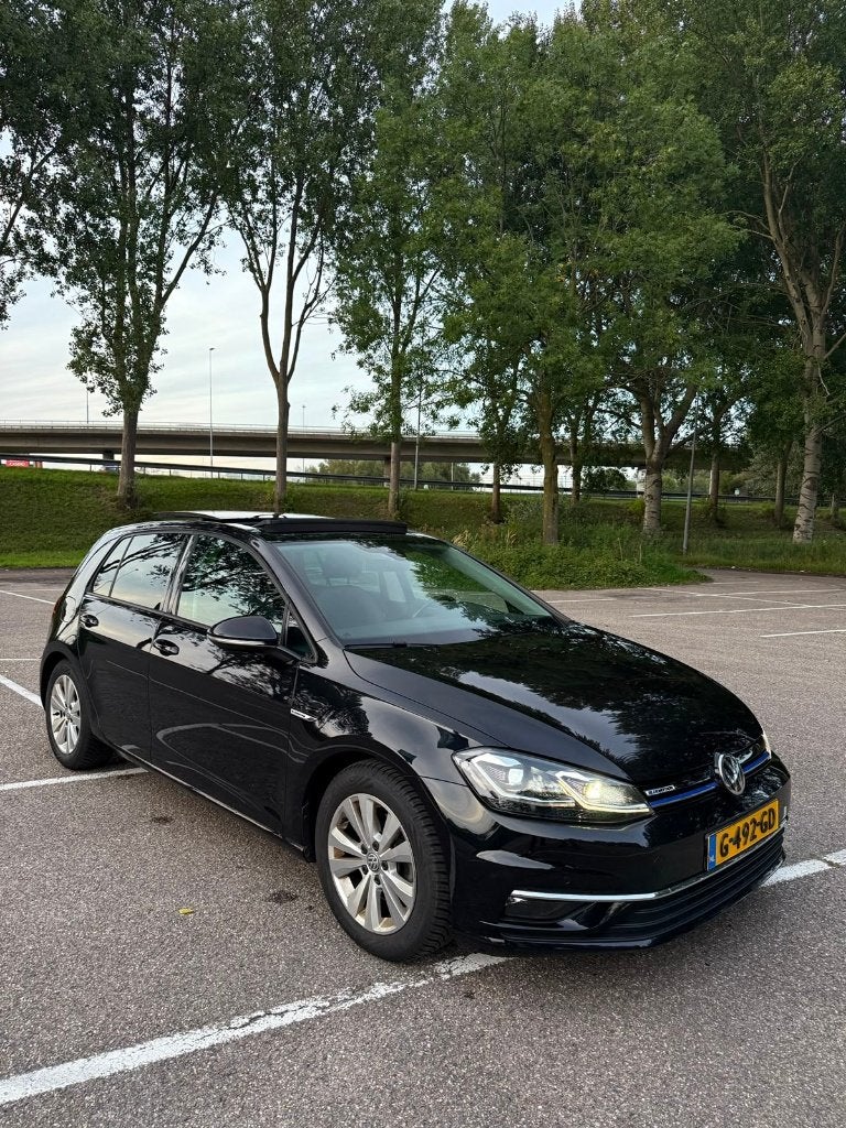 Volkswagen Golf Business 1.5 TSI 130pk 2019 Zwart NAP Pano, Auto's, Voorwielaandrijving, 1498 cc, 4 cilinders, 1210 kg