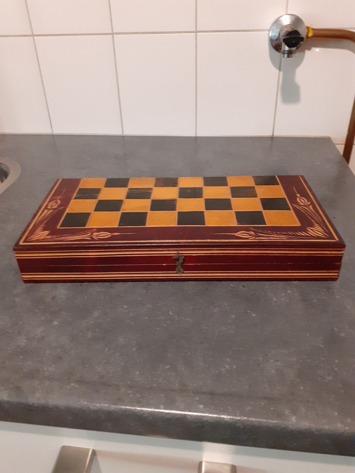 Vintage schaakbord met schaakstukken en backgammon, Een of twee spelers, Ophalen of Verzenden, Gebruikt, Reisspel