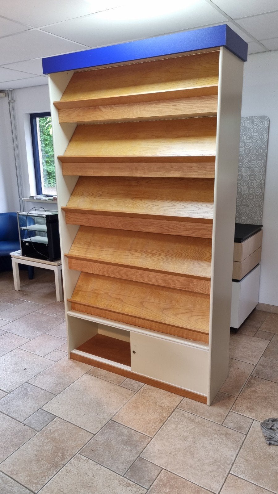 Houten folderkast met 6 schappen en opbergvak, Ophalen
