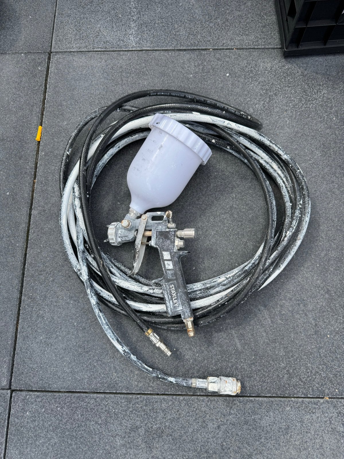 Stanley Compressor met Verfspuit - Gebruikt, Ophalen, Gebruikt, 6 tot 10 bar, 25 tot 100 liter