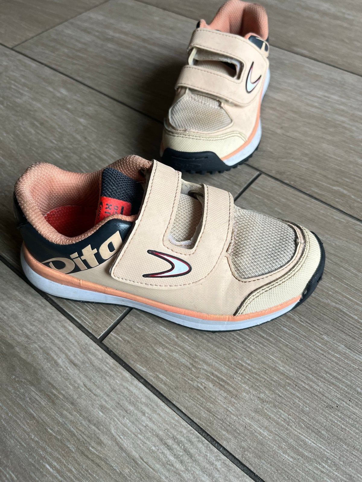 Dita hockeyschoenen voor kinderen - Maat 29, Sport en Fitness, Hockey, Ophalen, Gebruikt, Schoenen