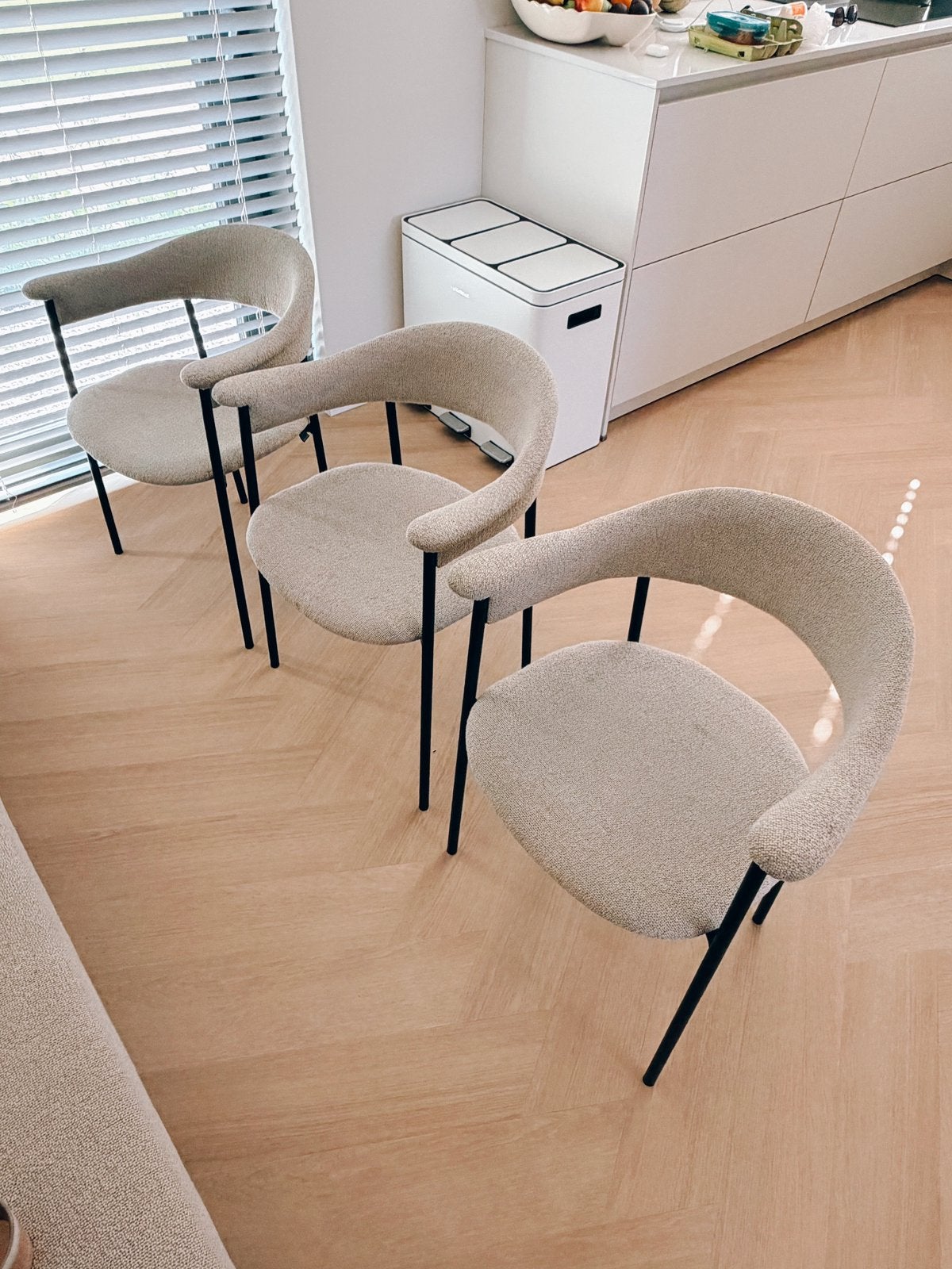 Drie eetkamerstoelen van Bodilson in de kleur Greige, Ophalen, Overige materialen, Gebruikt, Drie