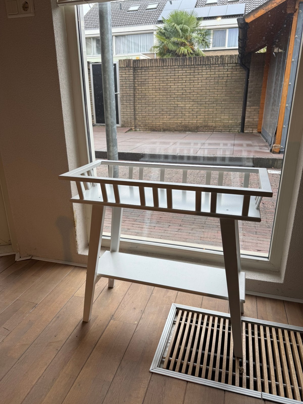 Witte sidetable met extra legplank, Huis en Inrichting, Ophalen, 100 tot 150 cm, Zo goed als nieuw, 25 tot 50 cm
