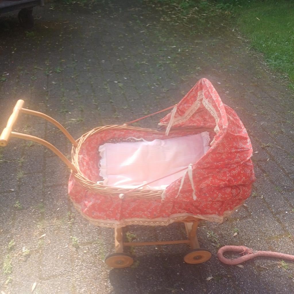 Vintage antieke poppenwagen riet rood met wit kant, Ophalen of Verzenden