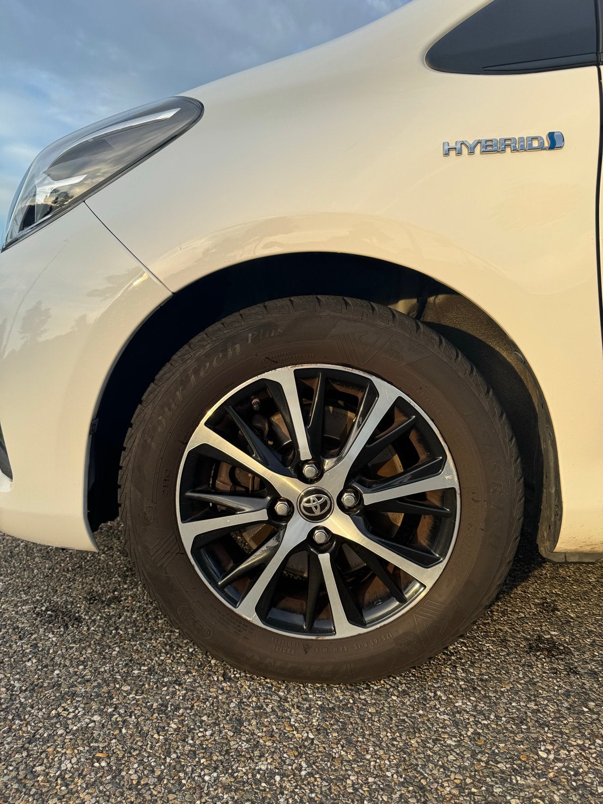 Foto 10 van Toyota Yaris 1.5 Hybrid 100pk 5D CVT 2018 Wit