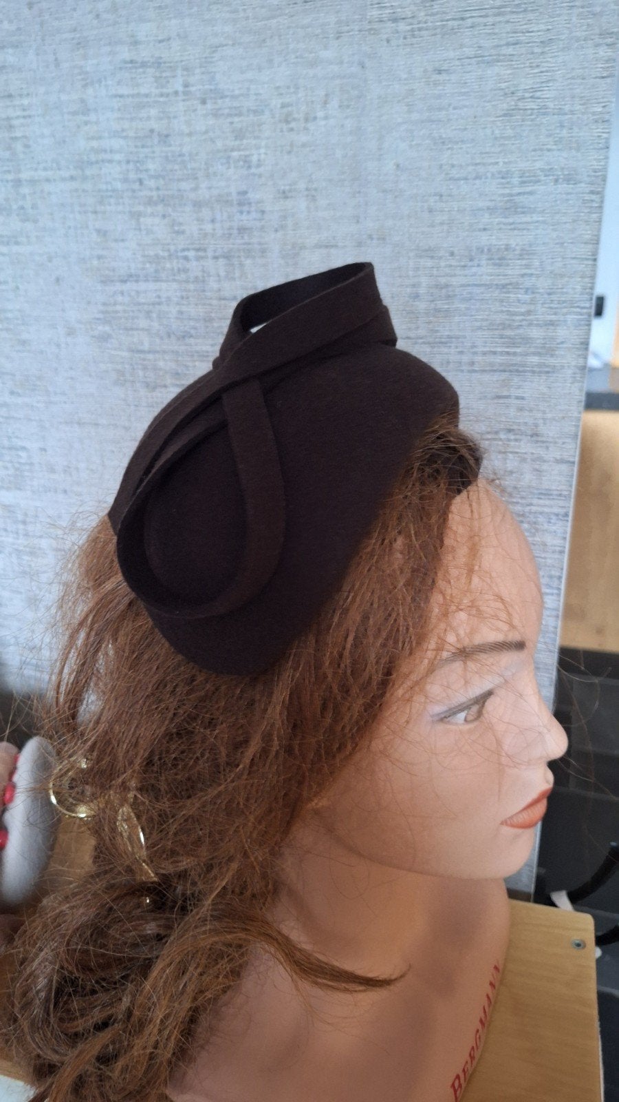 Bruine bandeau fascinator, Ophalen of Verzenden, Nieuw, One size fits all, Hoed