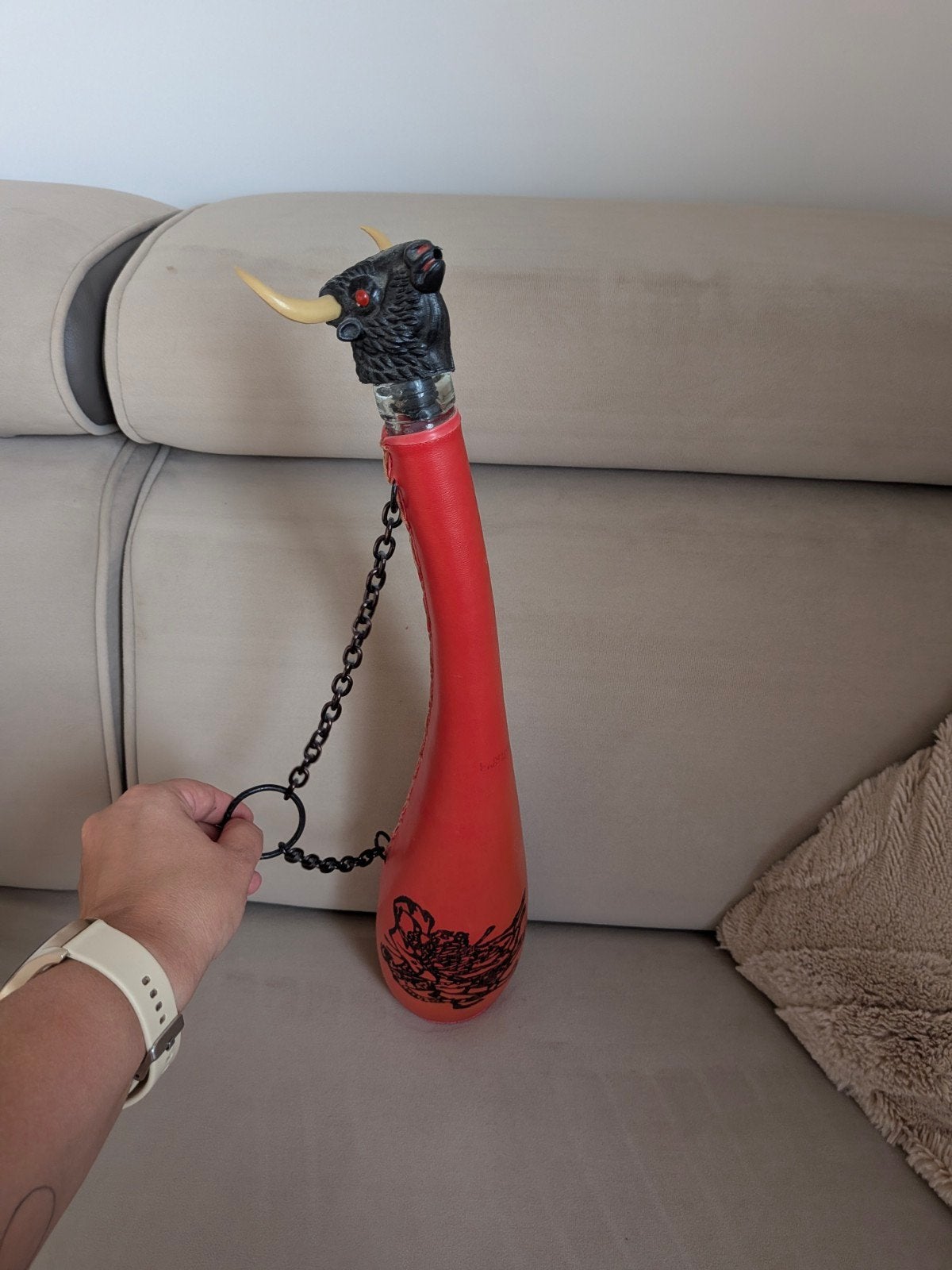 Unieke rode fles met stierkop en ketting - Decoratief, Antiek en Kunst, Ophalen of Verzenden