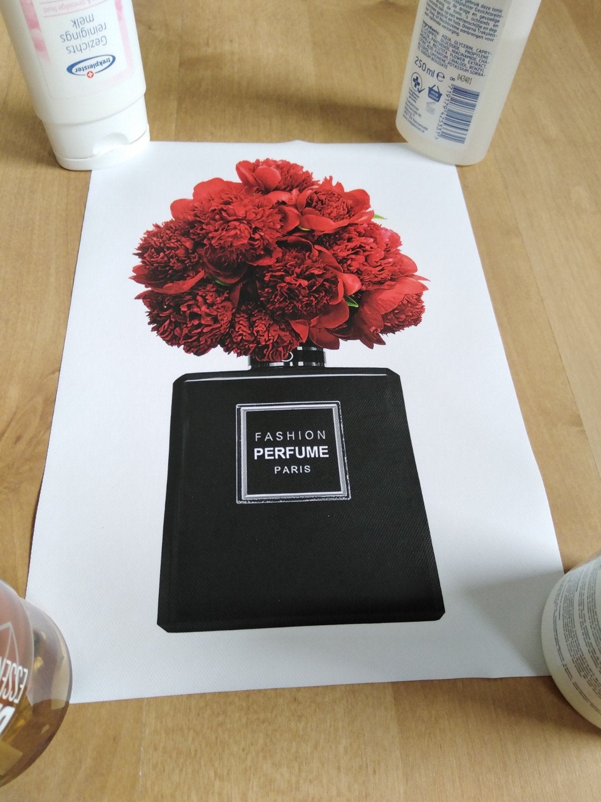 canvas poster parfumfles met rode bloemen, Minder dan 50 cm, Nieuw, Ophalen of Verzenden, Foto of Poster
