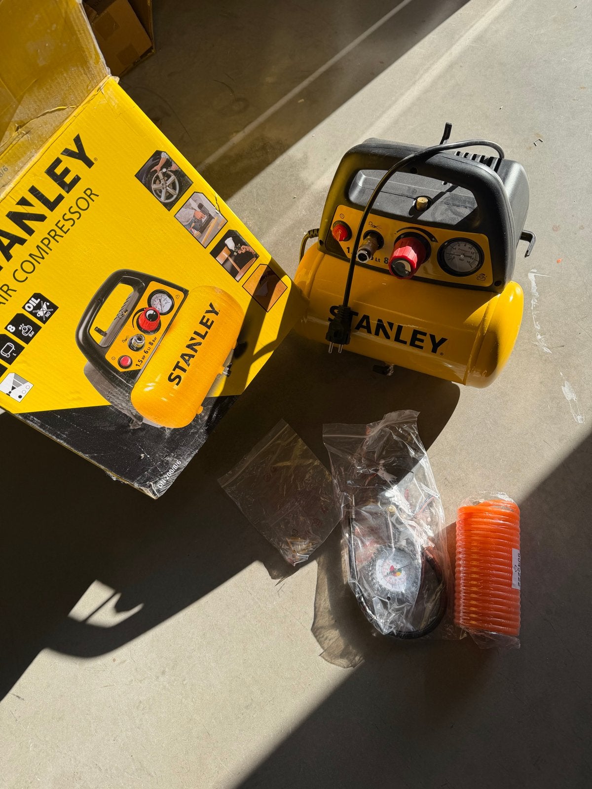 STANLEY Compressor DN200/8/6 met accessoireset, Gebruikt, 6 tot 10 bar, Ophalen of Verzenden, Minder dan 200 liter/min