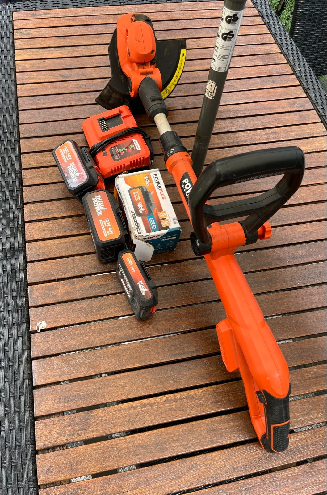 Powerplus Accu Grastrimmer met 3 accu's en lader, Ophalen, Gebruikt, Accu-grasmaaier