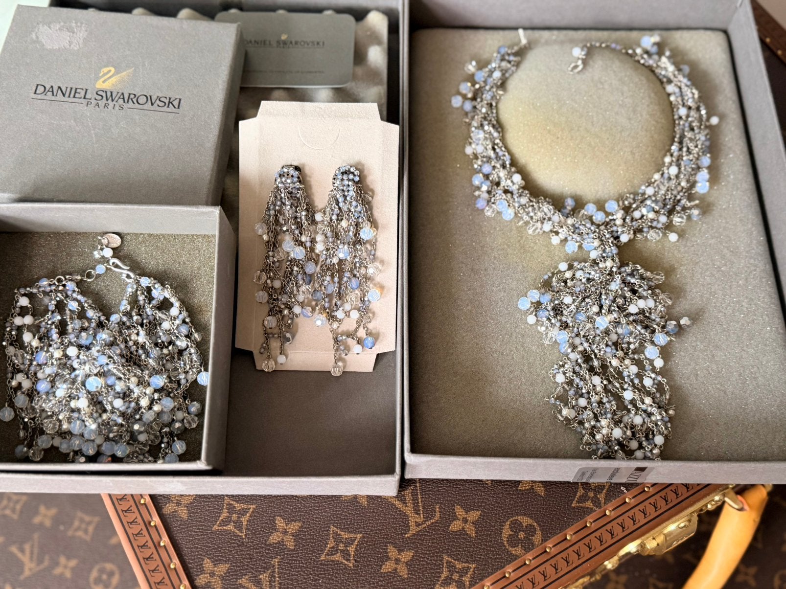 Daniel Swarovski ketting en oorbellen set, Met kristal, Overige materialen, Ophalen of Verzenden, Zo goed als nieuw