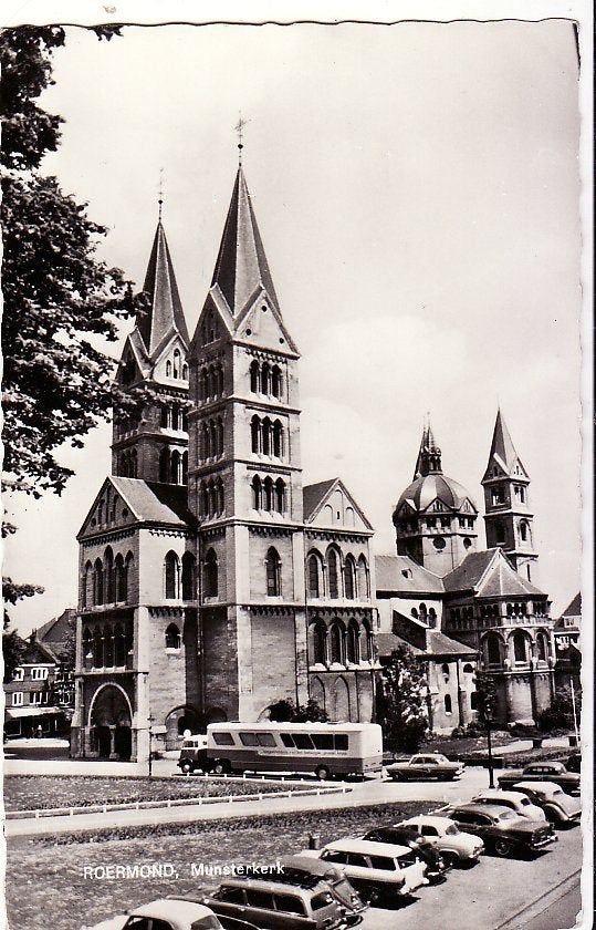 Roermond - Munsterkerk 1962. -veel auto's in straatbeeld., Ophalen, 1940 tot 1960, Gelopen, Limburg