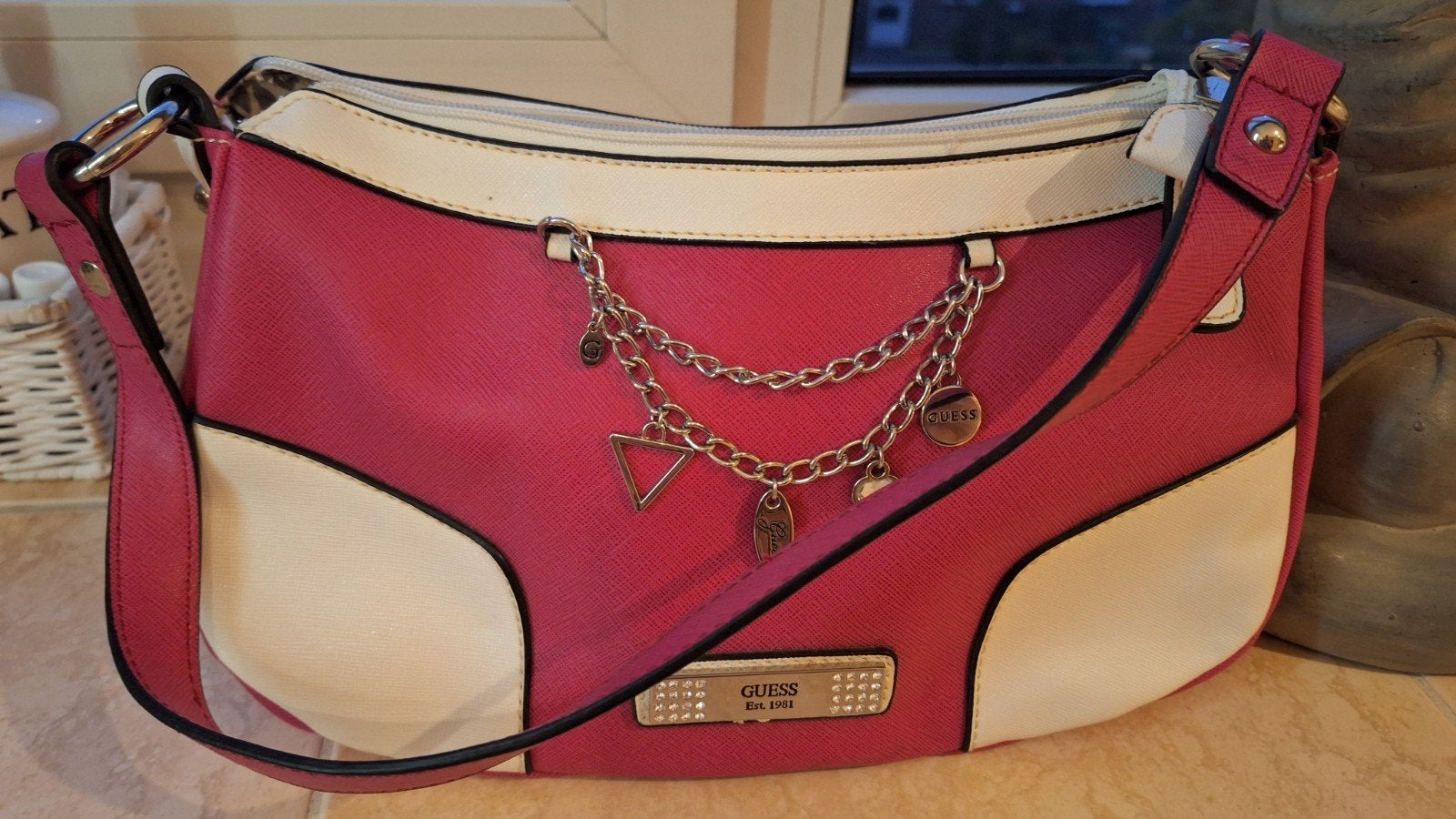 Guess Handtas Roze/Wit met bedeltjes, Ophalen of Verzenden, Zo goed als nieuw, Roze, Handtas