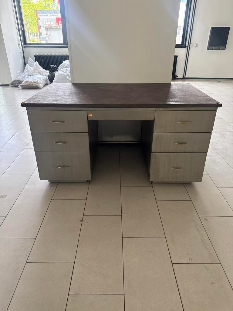 Robuust grijs bureau met lades - Ideaal voor kantoor/thuis, 90 cm, Gebruikt, 150 cm, Met lades