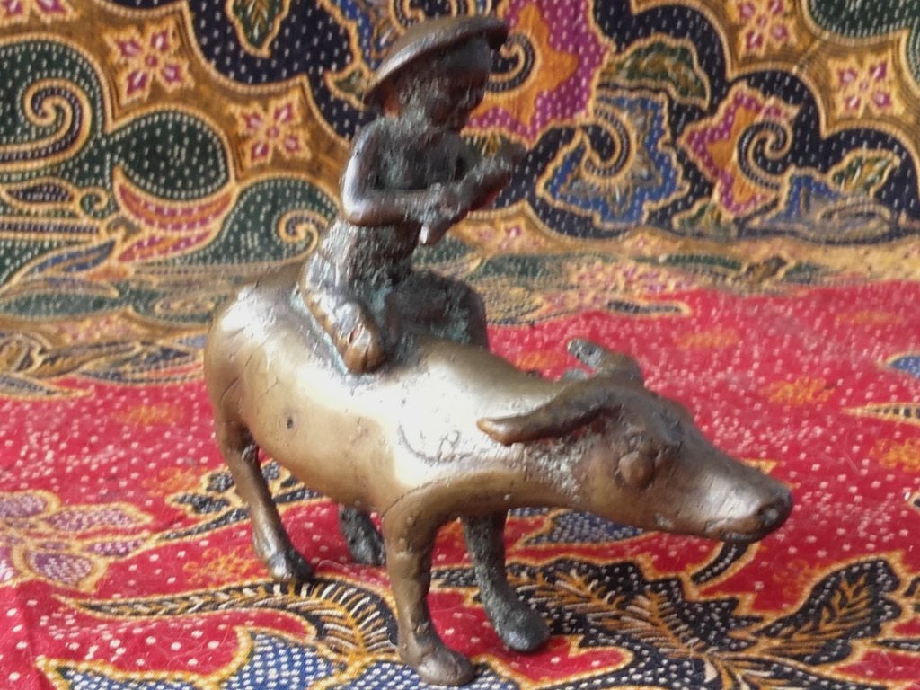 Buffel met berijder mooi oud brons beeldje uit Indonesië., Handgemaakt, Ophalen of Verzenden, Indonesië, Brons