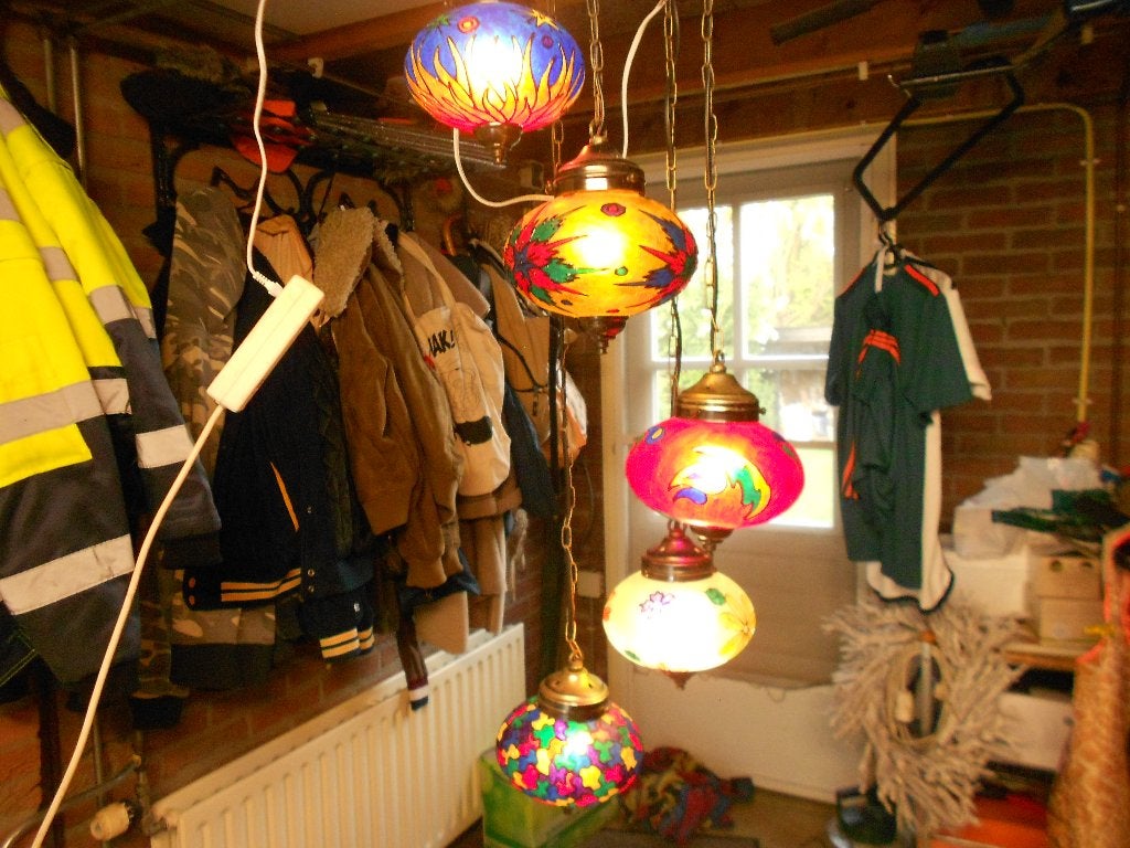 Vintage hanglamp  met 5 glazen gekleurde bollen., Ophalen of Verzenden, Gebruikt, Glas, 75 cm of meer