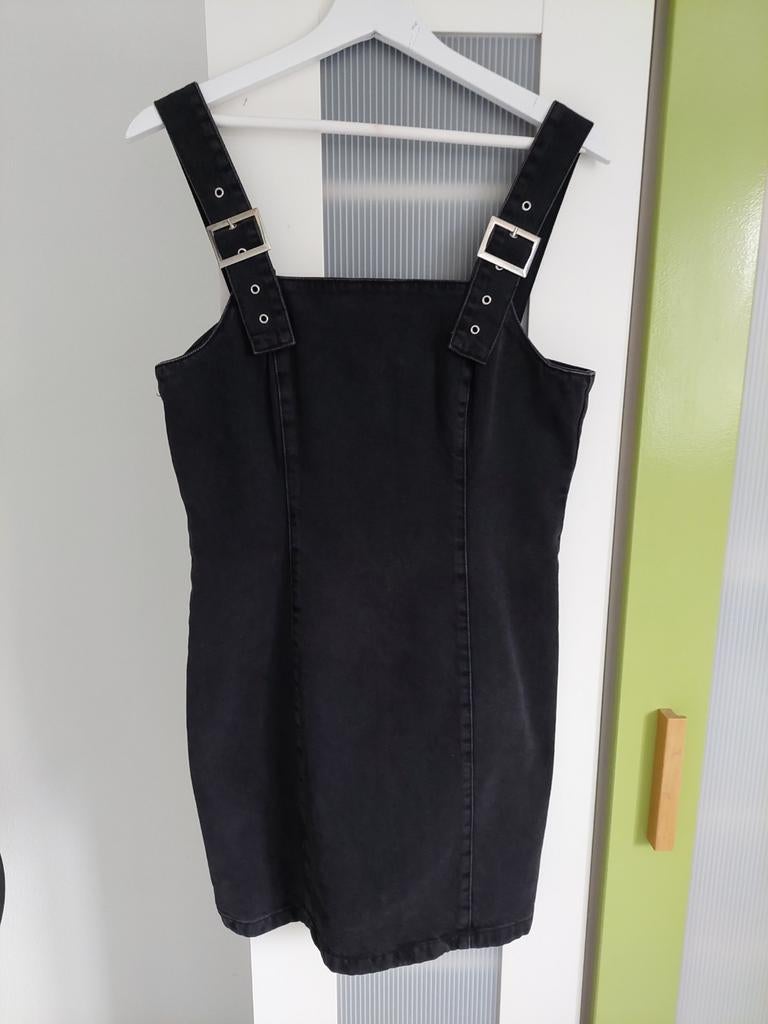 Zwart spijkerjurkje met gespen - Topshop, Maat 38/40 (M), Zwart, Topshop, Ophalen of Verzenden