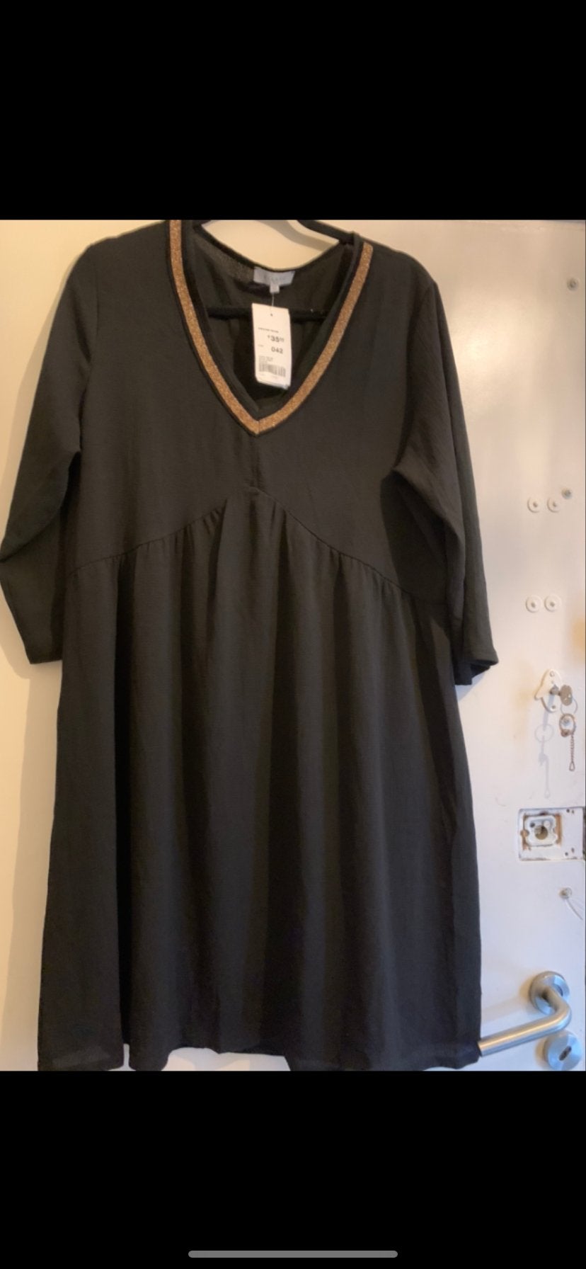 Zwart jurkje met gouden V-hals - Maat L, Kleding | Dames, Jurken, Zwart, Maat 42/44 (L), Nieuw, Ophalen of Verzenden