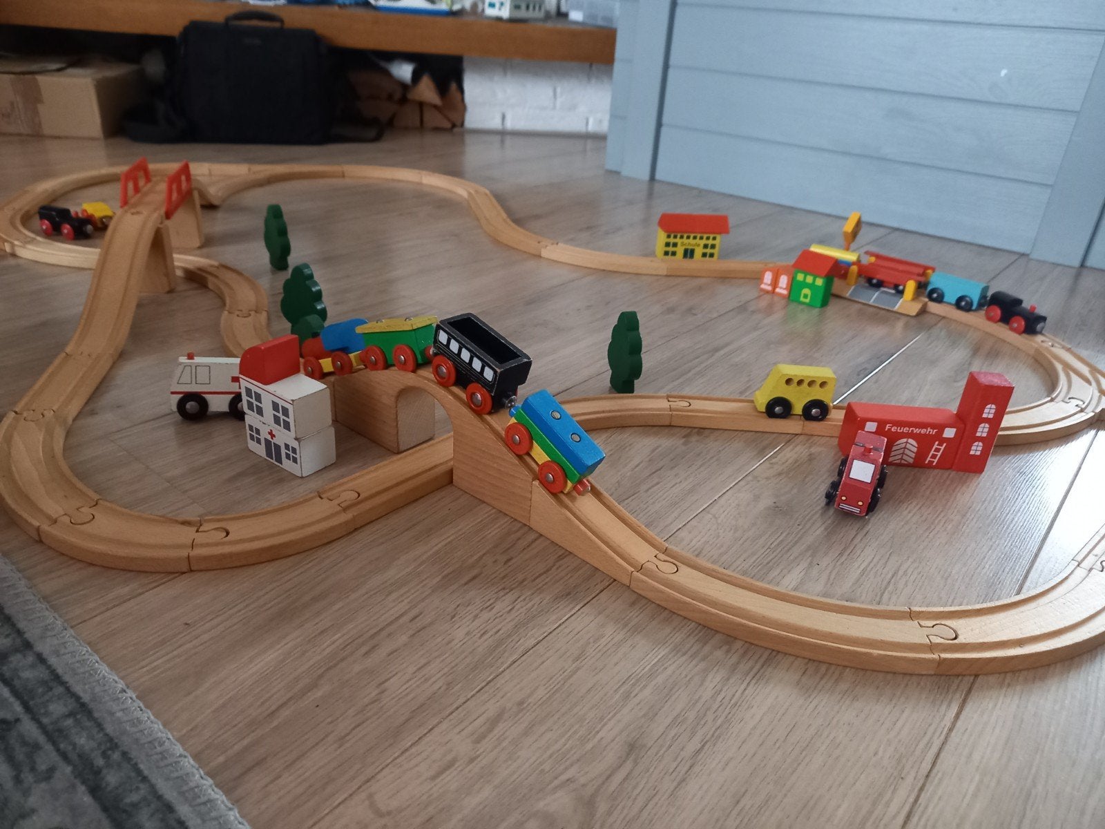 Grote houten treinbaan met diverse treinen en accessoires, Ophalen, Gebruikt, Duw- of Trekspeelgoed