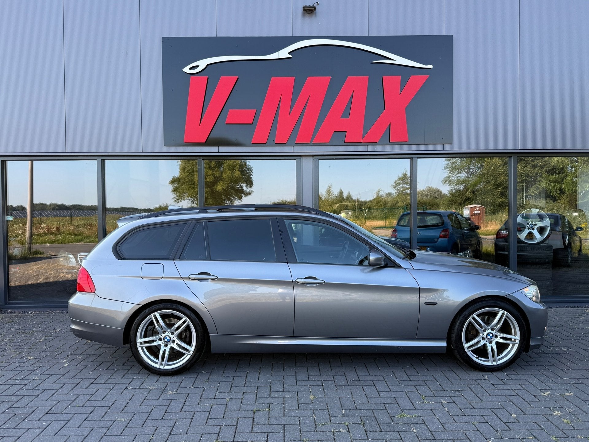 BMW 318i 2.0 AUT Xenon Leder NaviProf Panorama Trekhaak, Automaat, Euro 5, Zwart, 1435 kg