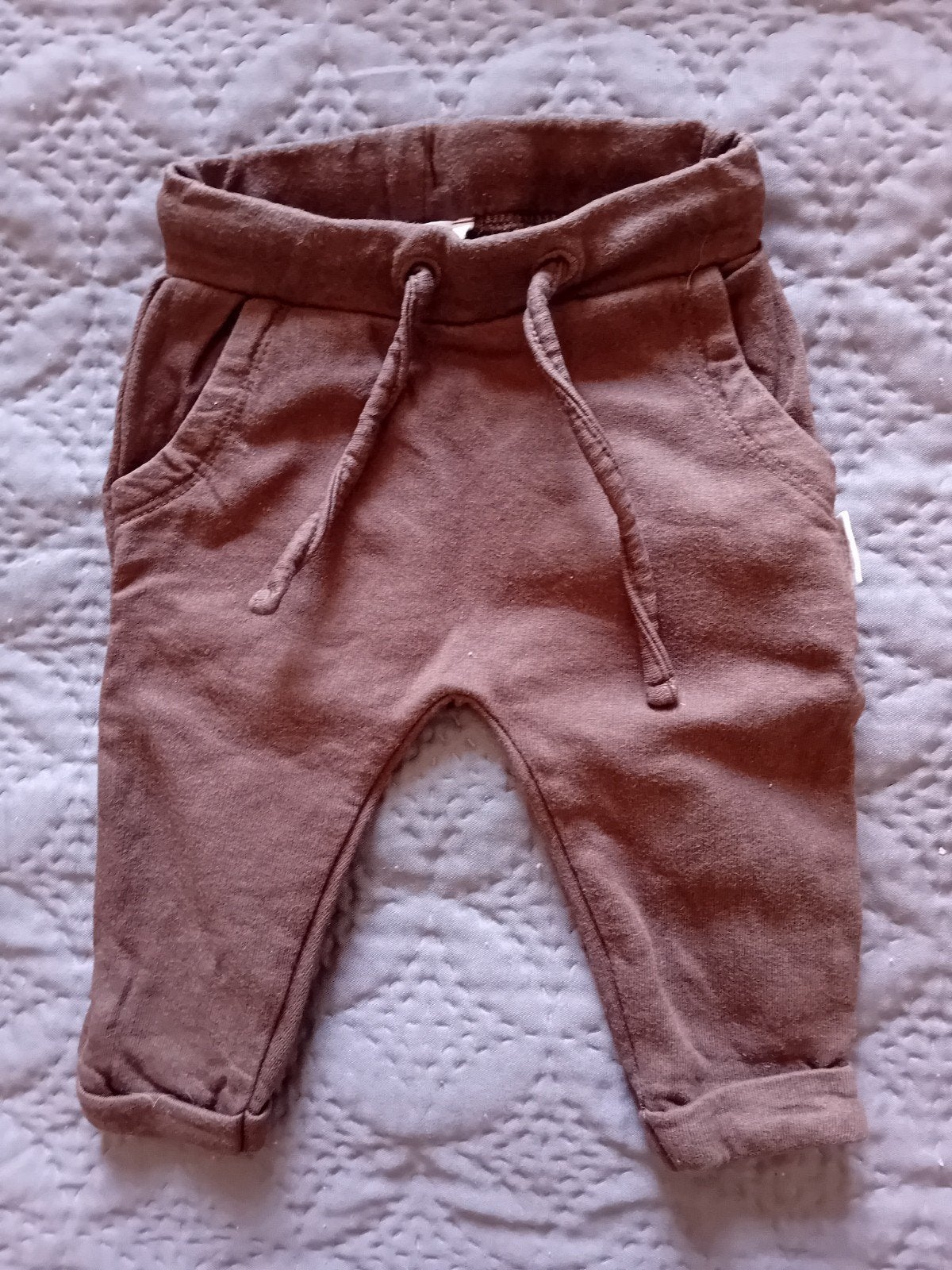 Bruin joggingbroekje maat 56 van Prenatal, Kinderen en Baby's, Babykleding | Maat 56, Broekje, Jongetje of Meisje, Ophalen of Verzenden