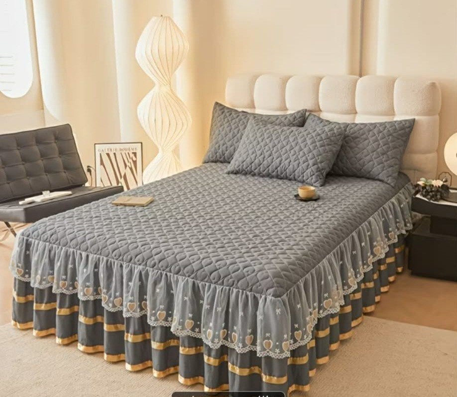 Grijze sprei met kanten ruches en gouden accenten, Ophalen of Verzenden