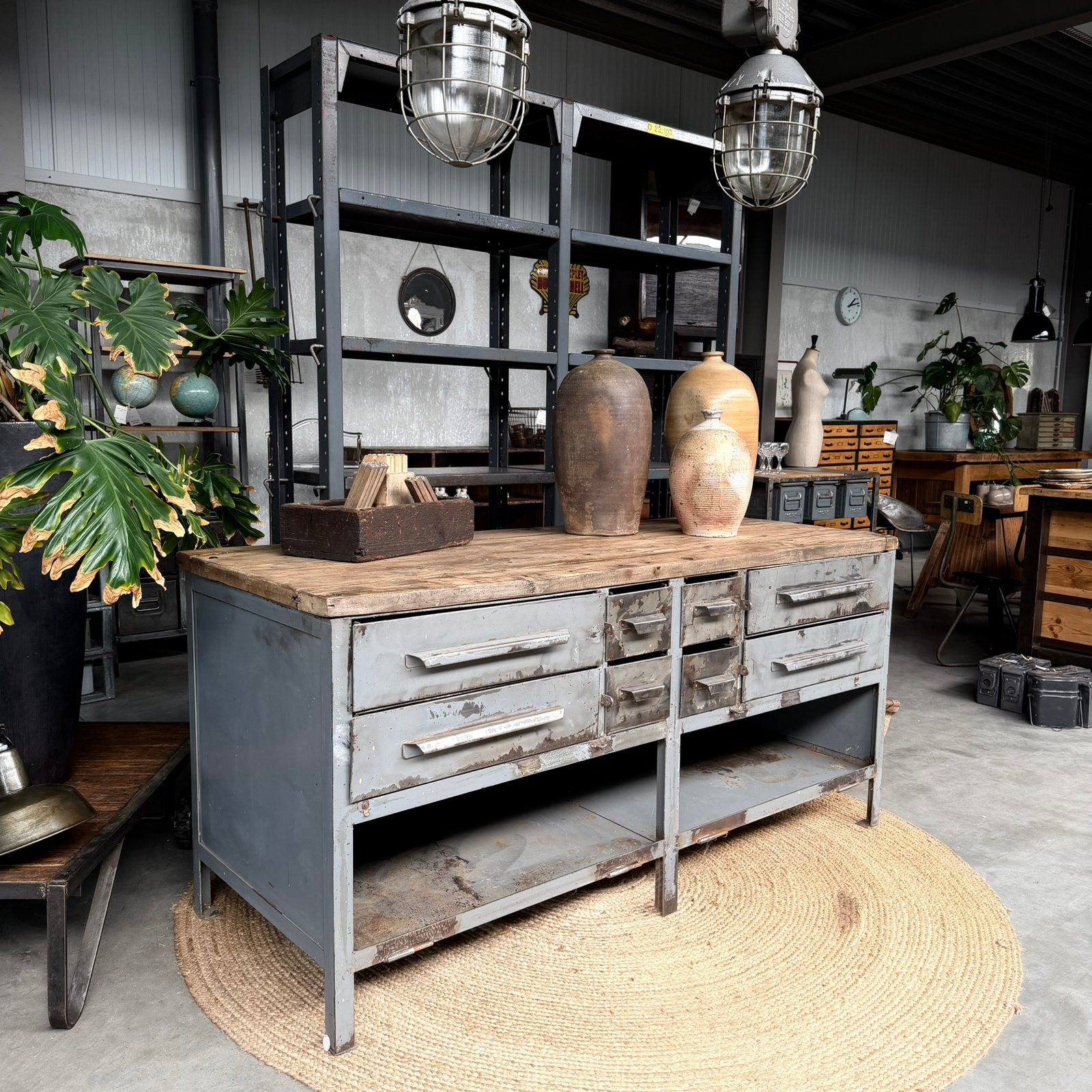 Oude werkbank, toonbank, vintage dressoir, industriële kast, Ophalen