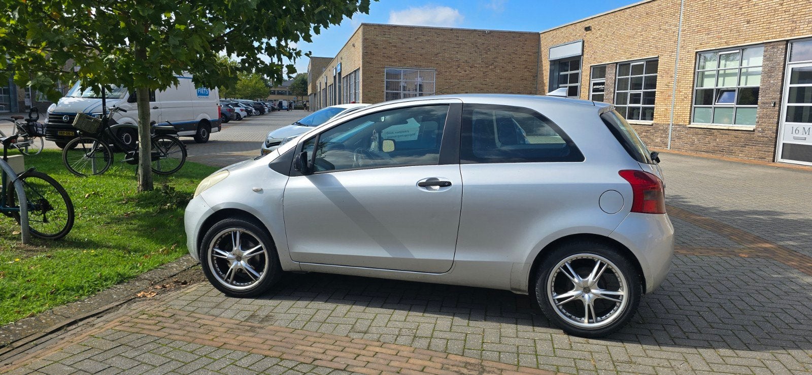 Toyota Yaris 1.0 12V Vvt-i 3DR Terra 2008 Grijs, Auto's, Voorwielaandrijving, 527 kg, 40 €/maand, 750 kg