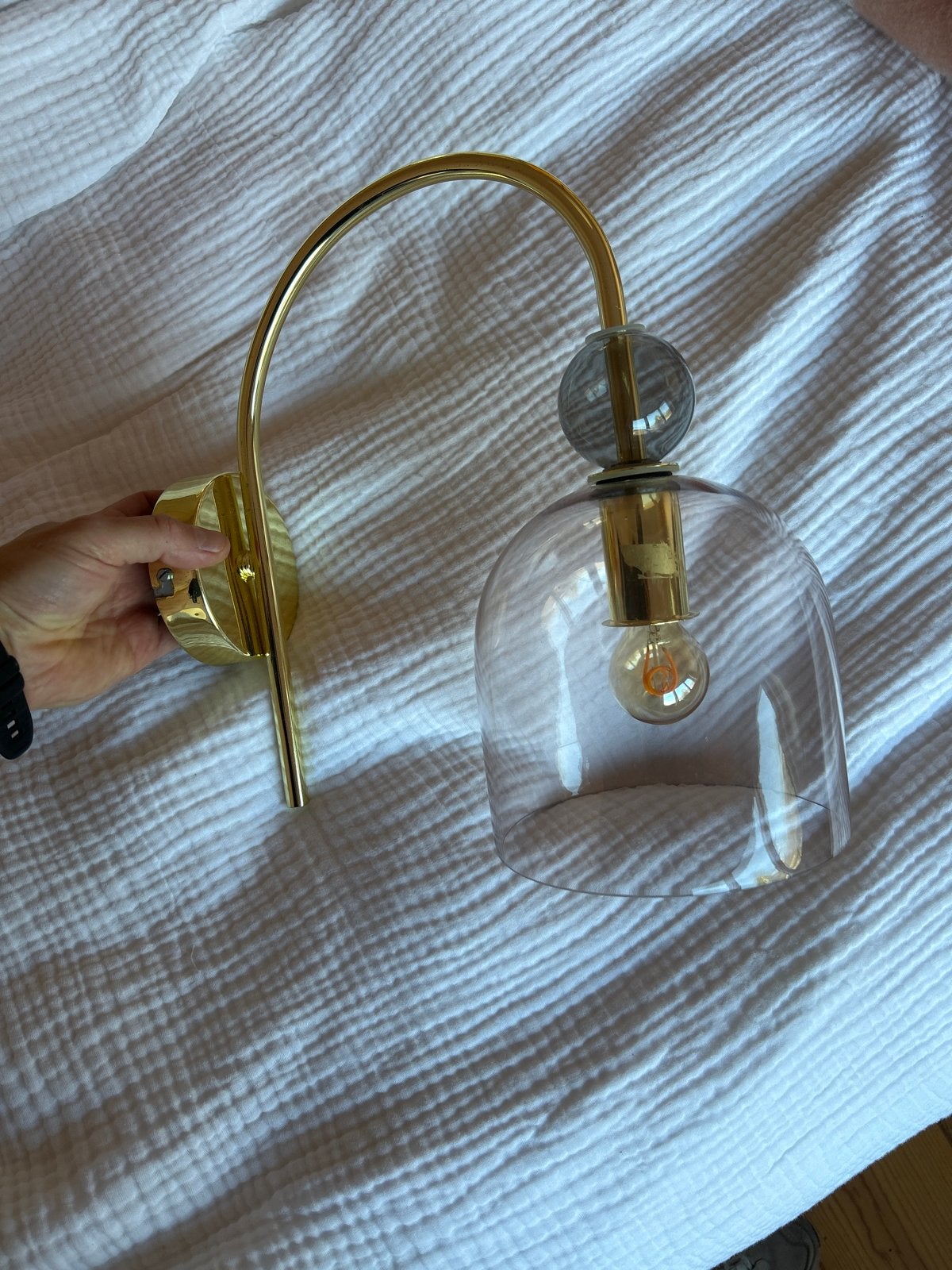 Moderne gouden wandlamp met glazen kap, Gebruikt, E14 (klein), Ophalen of Verzenden, Glas