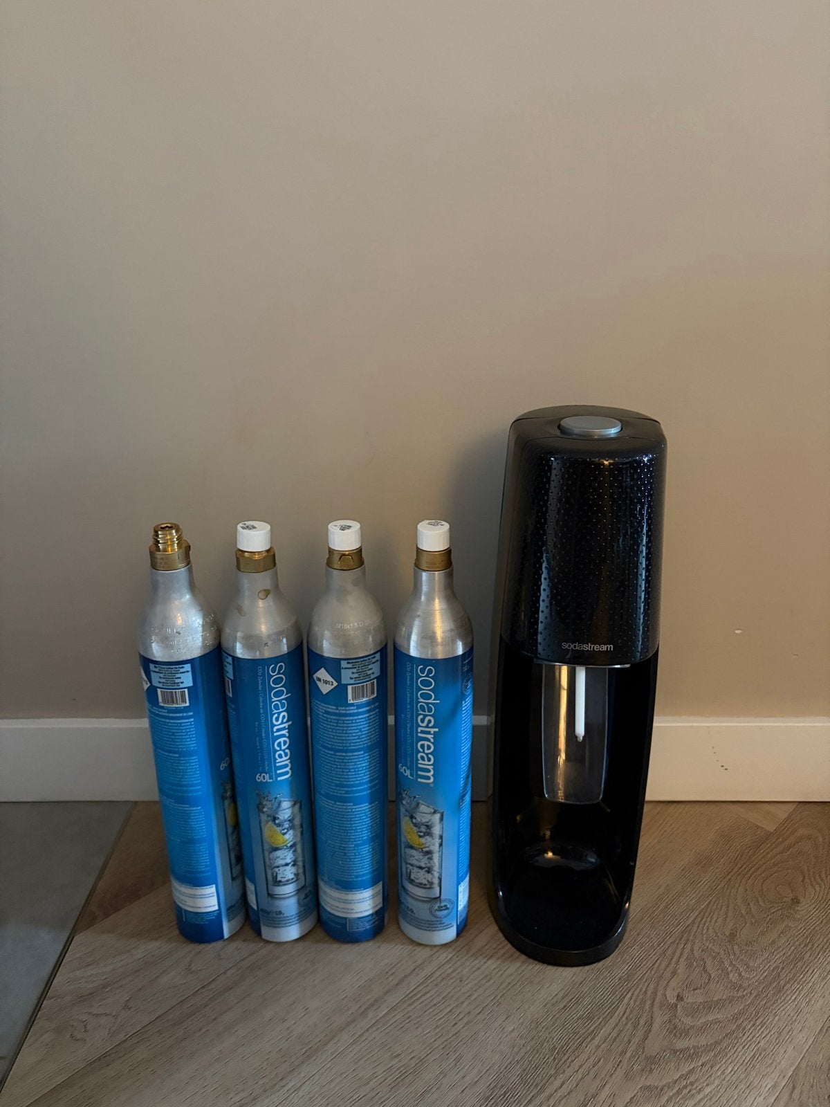 Sodastream met 4 cilinders (3 leeg, 1 halfvol), Ophalen, Gebruikt