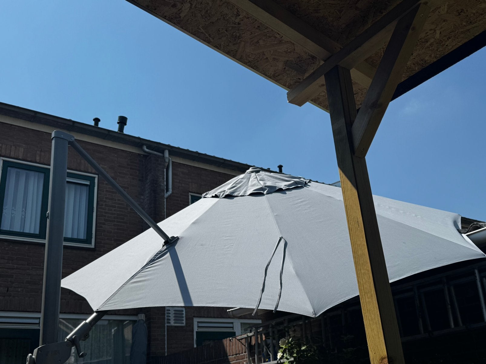 Grijze zweefparasol met voet en hoes, Ophalen, Gebruikt, Kantelbaar, 2 tot 3 meter