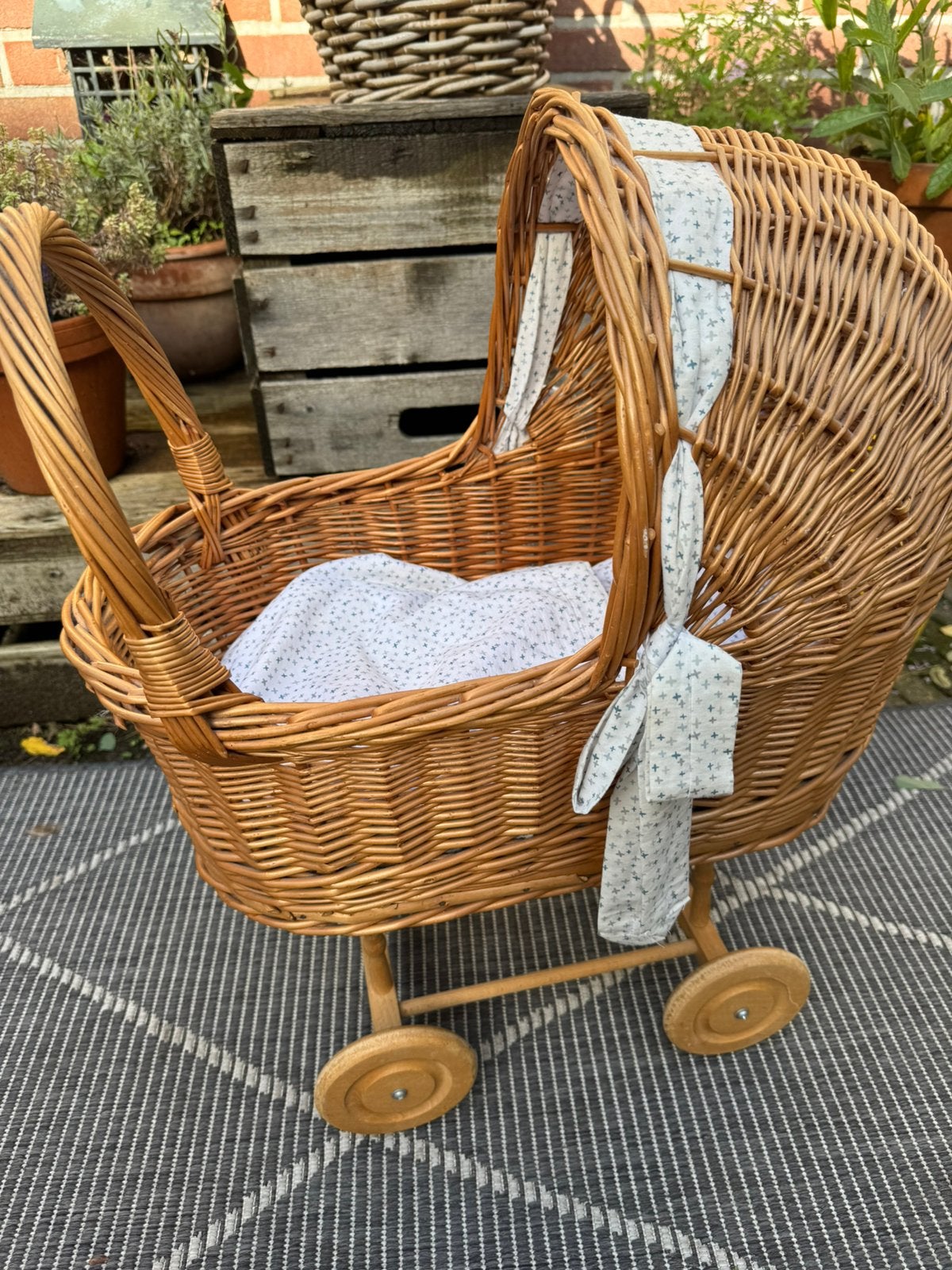 Rieten poppenwagen met matrasje en dekentje, Ophalen, Gebruikt, Overige typen