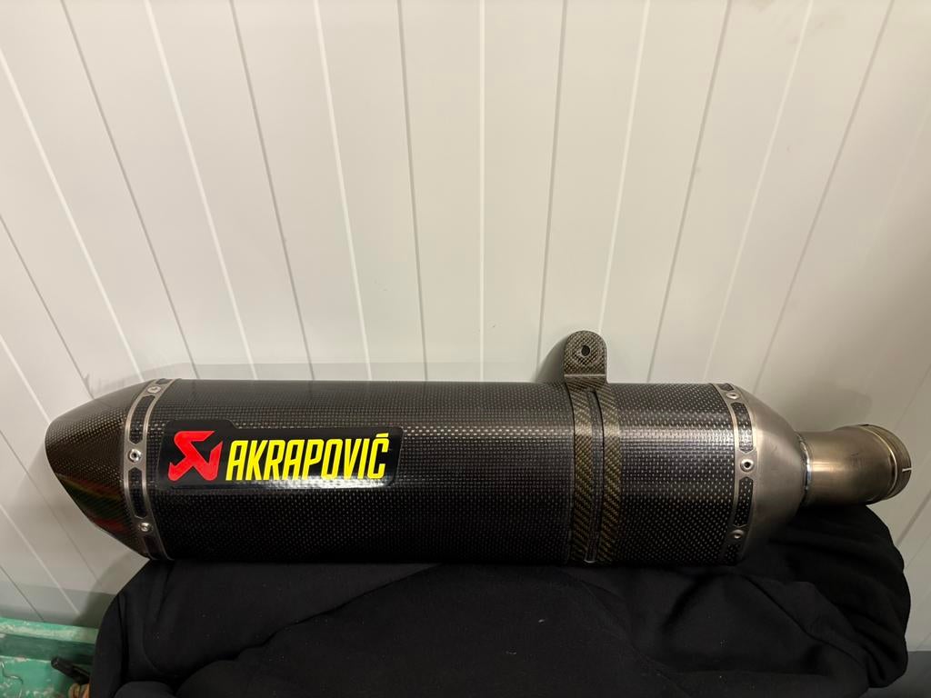 Akrapovic uitlaat te koop carbon 60 cm lang binnenmaat 8 cm, Ophalen of Verzenden, Gebruikt