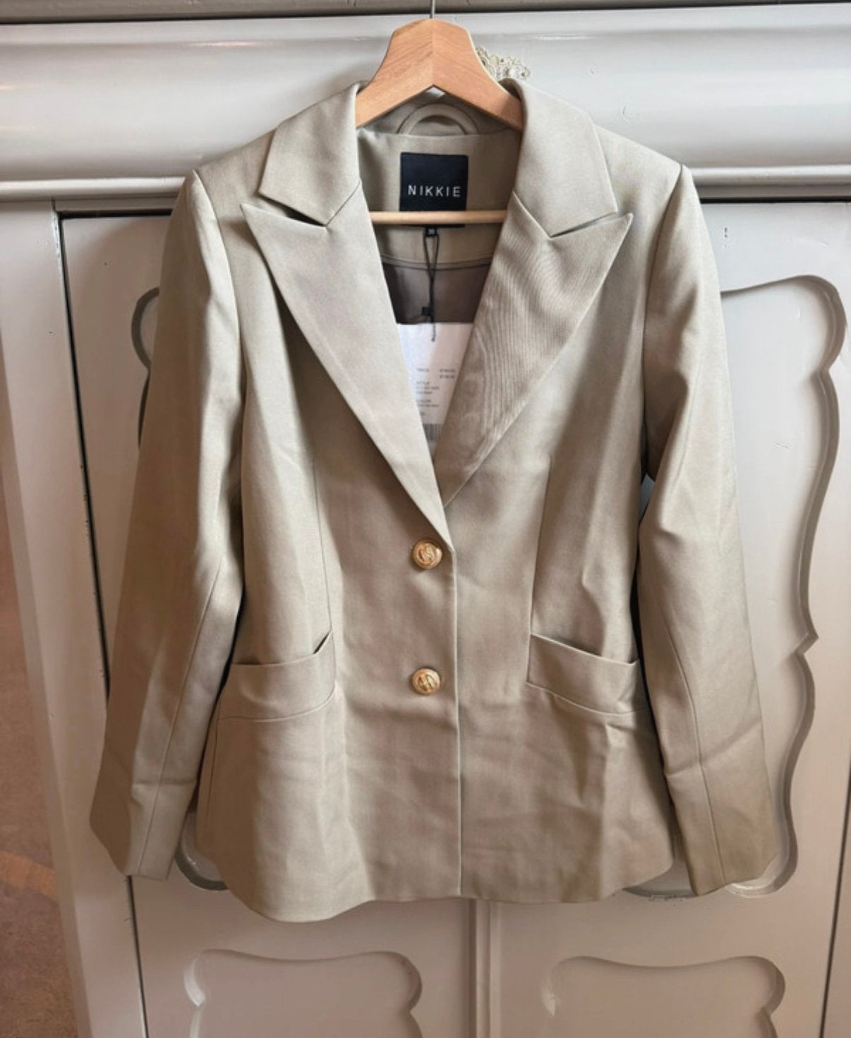 Nieuw met prijskaartje! Nikkie - Kulti blazer maat 36, Beige, Nieuw, Ophalen of Verzenden, Jasje