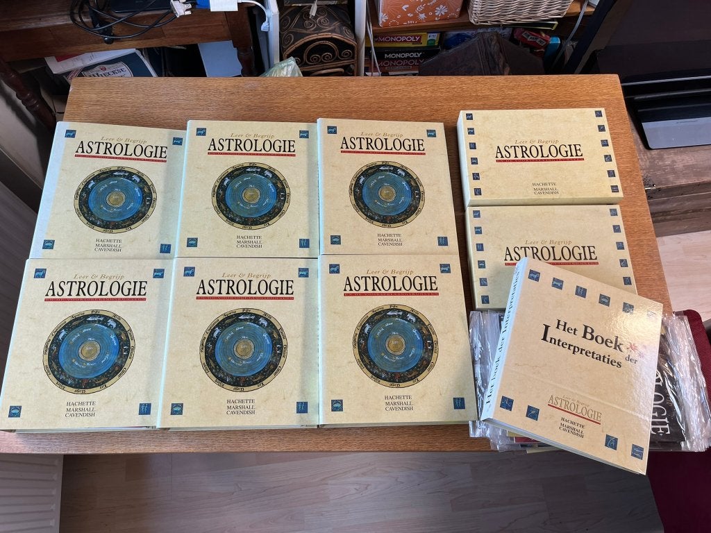 Astrologie en de voorspellingskunsten, Gelezen, Astrologie, Ophalen of Verzenden, Hachette en Marshall Cavendish