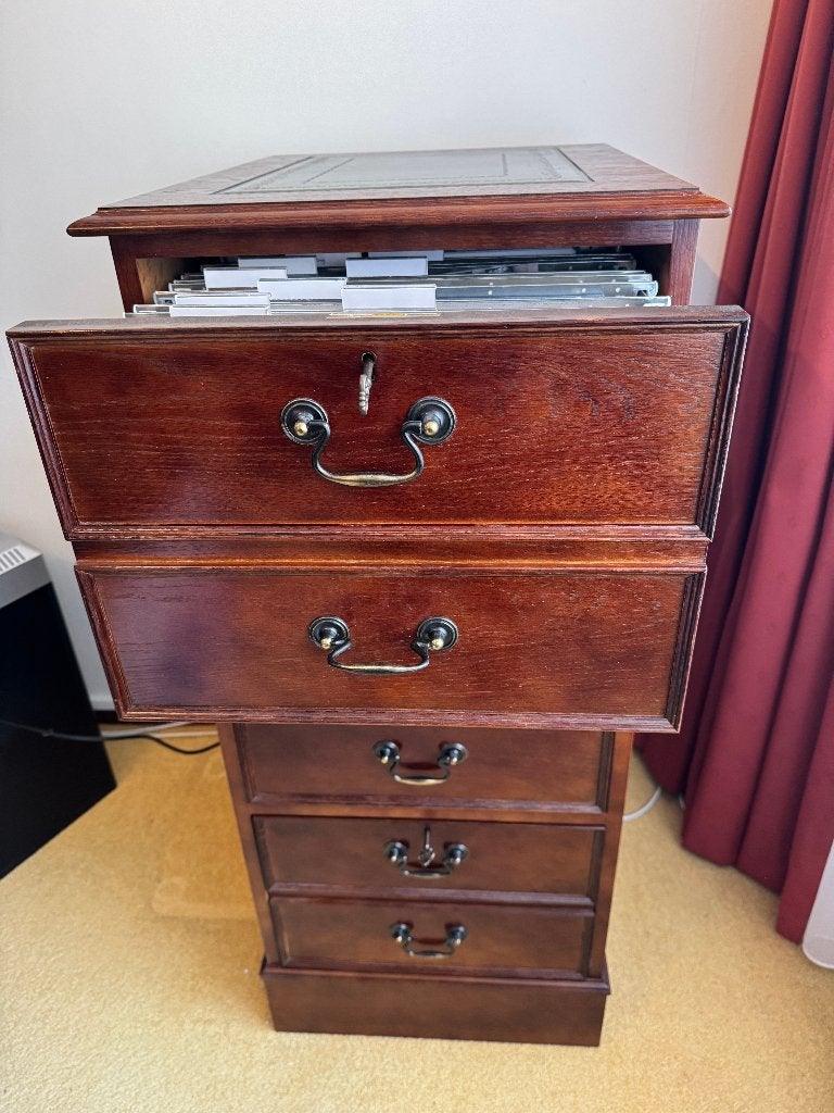 Engelse mahoniehouten Ladenkast met groen leer - 3 laden, Huis en Inrichting, Ophalen, Minder dan 50 cm, 100 tot 150 cm, Chique Engels passend bij o.a. Chesterfield