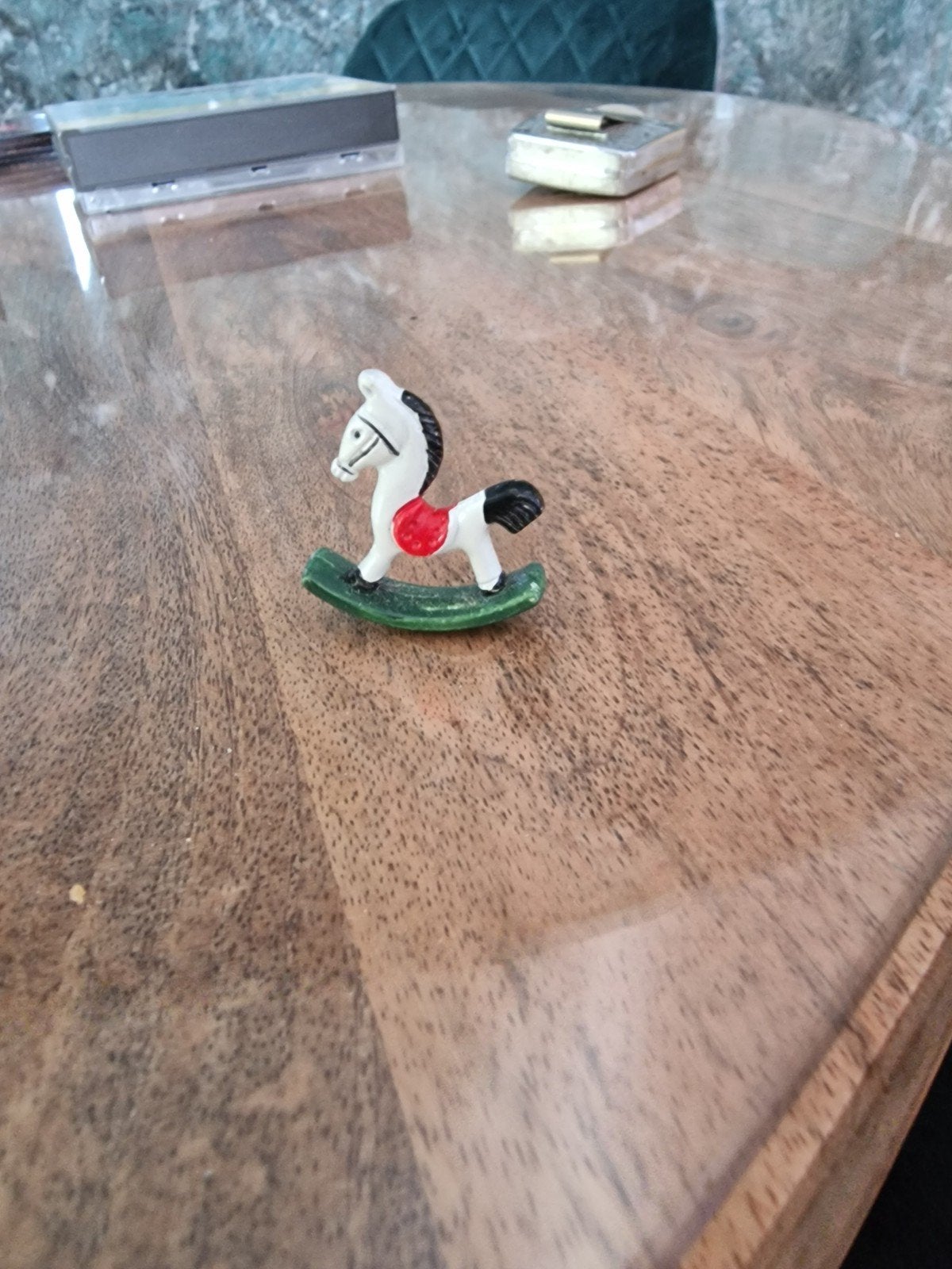 Miniatuur hobbelpaardje 3 cm hoog voor poppenhuis, Ophalen of Verzenden