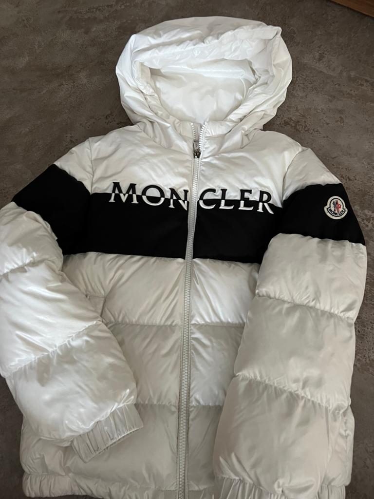 MONCLER winterjas net capuchon 140 origineel zgan, Moncler, Ophalen of Verzenden, Zo goed als nieuw, Jongen