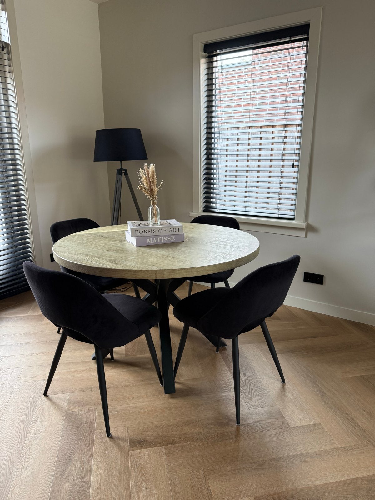 Ronde eettafel met 4 zwarte velours stoelen, Ophalen, Gebruikt, Vier personen, 100 tot 150 cm