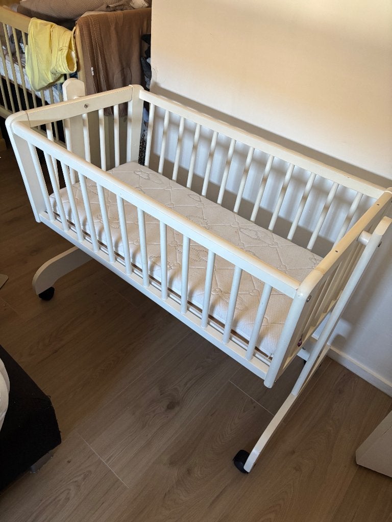 Wit houten wiegje met matras, Ophalen, Zo goed als nieuw, Wieg
