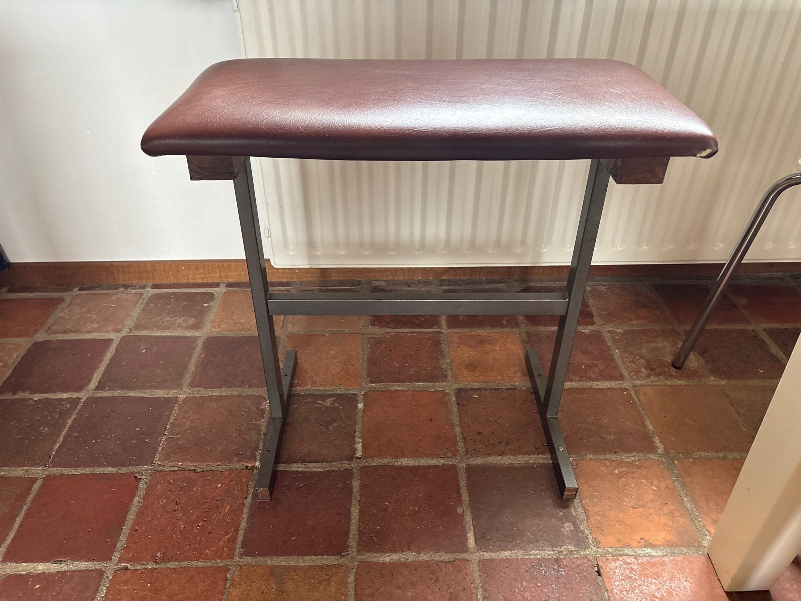 Vintage bruin leren krukje/bankje met metalen frame, Ophalen, Gebruikt, Bruin, Leer